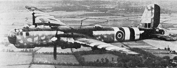 1944年9月执飞这架被缴并贴上英军标记的德军"鹰狮"he-177 a-5轰炸机