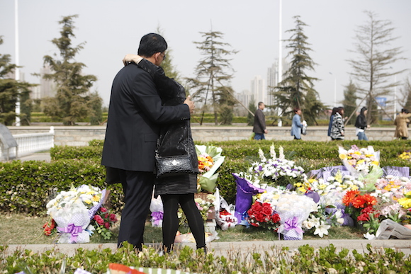 天津港清明前夕祭拜烈士 家属长跪墓前不舍离