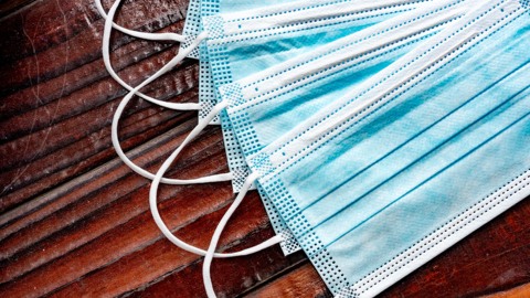 “钢铁大亨”投资“口罩大王”，两个月浮盈近10亿